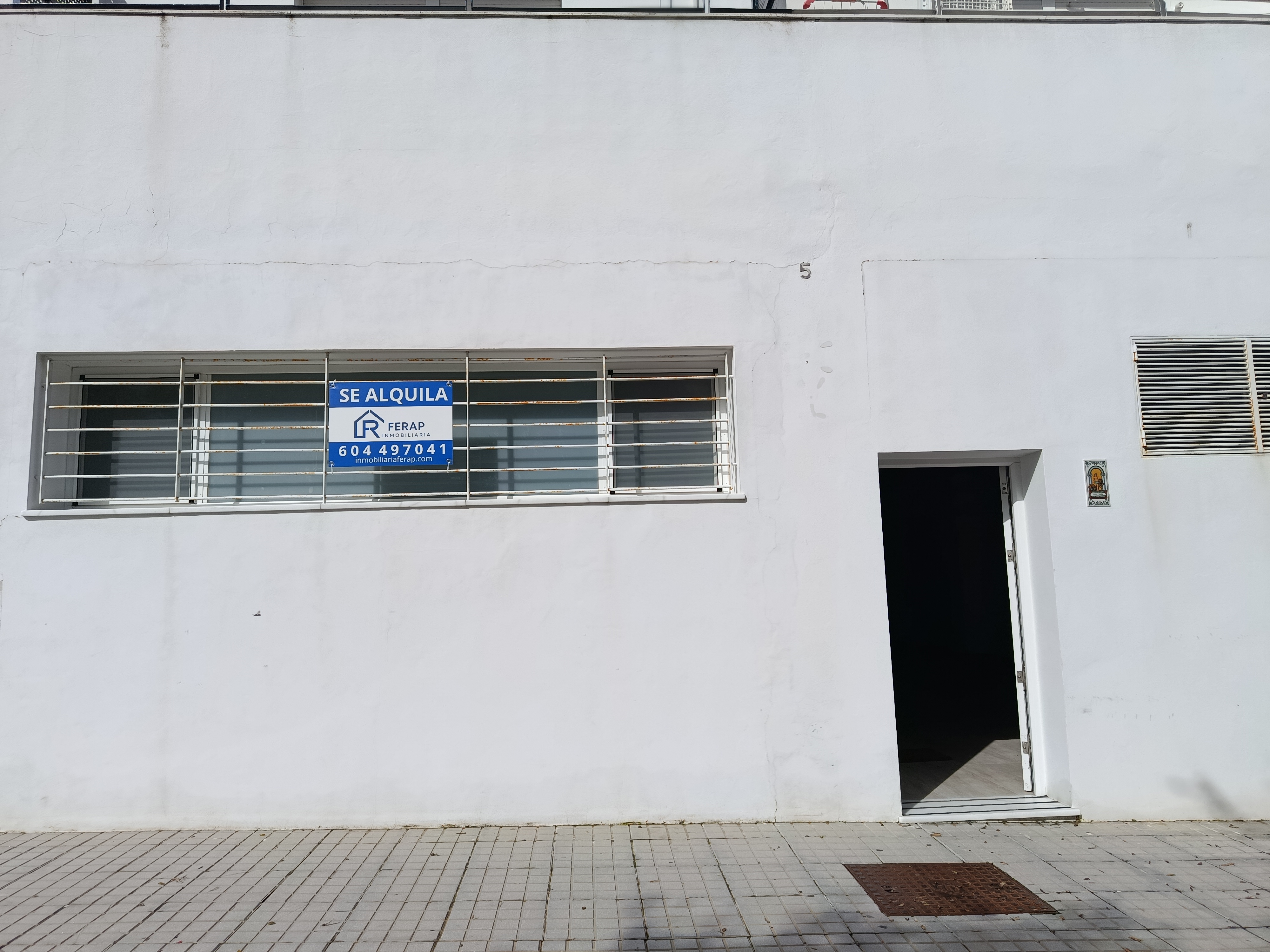 Amplio local comercial en ubicación estratégica – Trebujena